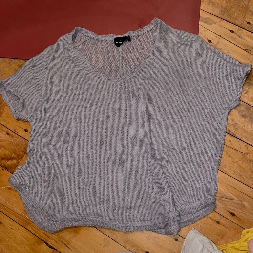 grey short sleeve shirt
